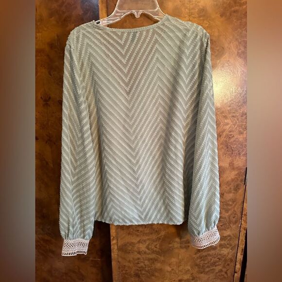 Chevron striped eye lit lace blouse - Picture 8 of 9